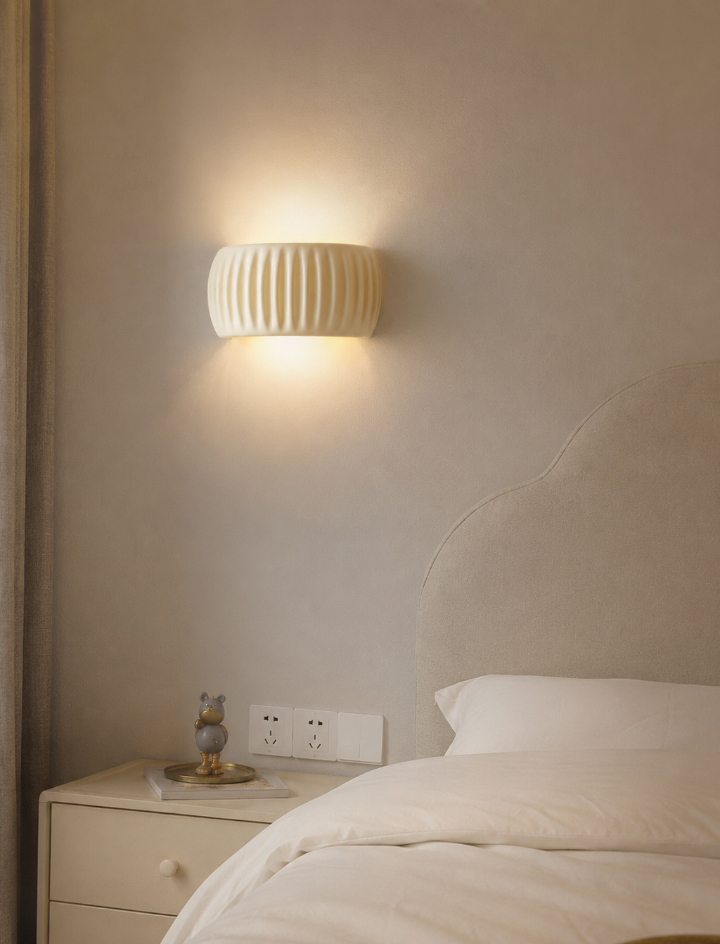 RidgeGlow — Decorative Ribbed Resin Wall Sconce